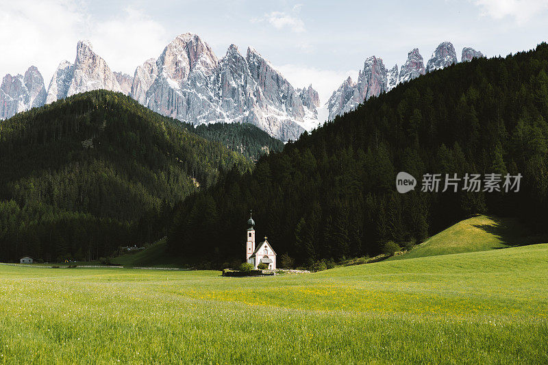 美丽的山，绿色的草地和圣马达莱娜教堂在Val Di Funes, Dolomites，意大利